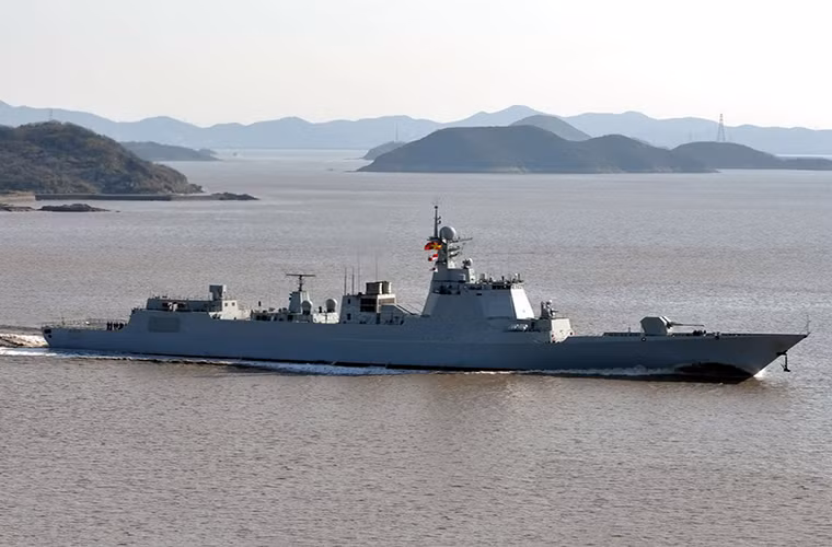 Các tàu khu trục Type 052D còn được gọi là “Arleigh Burke của Trung Quốc” do nó các đặc điểm thiết kế tương tự như trên lớp tàu khu trục mang tên lửa Arleigh Burke của Mỹ. Nhất là việc Type 052D được trang bị hệ thống radar mảng pha H/LJG-346A và khả năng tác chiến được quảng cáo là không hề thua kém Arleigh Burke. Nguồn ảnh: WordPress.com