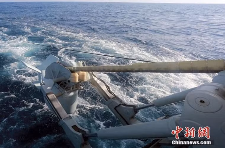 Còn hai bức ảnh mô tả sonar dạng kéo được China News đăng tải chính là hệ thống định vị thủy âm kéo rê trên các tàu hộ vệ tên lửa Type 054A và tàu khu trục Type 052D (Ngân Xuyên) của Hạm đội Nam Hải. Trong ảnh là hệ thống định vị thủy âm trên tàu Type 052D tham gia tập trận trên biển Đông vào tháng 11 vừa rồi. Nguồn ảnh: Jane’s