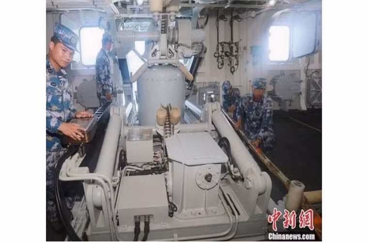 Dựa trên những gì được trang tin China News của Trung Quốc công bố, Hải quân Trung Quốc đã bắt đầu triển khai các tàu chiến được trang bị hệ thống định vị thủy âm kéo rê phía sau đuôi tàu và nó đang ngày càng trở nên phổ biến trên các tàu chiến mới của Trung Quốc. Đợt tập trận chống ngầm trên biển Đông vừa rồi của Trung Quốc có sự tham gia của các tàu chiến hiện đại nhất của nước này bao gồm các biên đội tàu nổi, tàu ngầm, máy bay hải quân và các đơn vị trên bờ. Nguồn ảnh: Jane’s