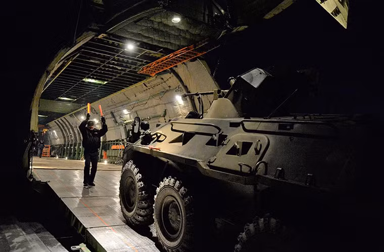 Cận cảnh BTR-82A của công binh Nga lên đường đến Đông Aleppo. Nguồn ảnh: Bộ Quốc phòng Nga.