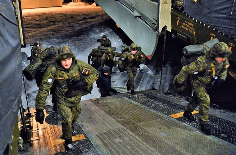 Ở một vị trí khác công binh Nga đang chuẩn bị cất cánh với một chiếc IL-76. Nguồn ảnh: Bộ Quốc phòng Nga.