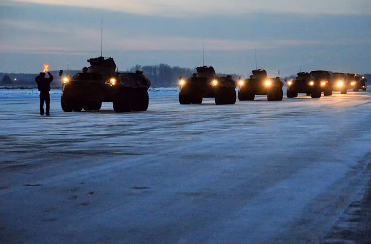 Được biết đây không phải là lần đầu tiên Moscow cử lực lượng công binh đến các khu vực chiến sự tại Syria. Trước đó ngay sau khi thành phố cổ Palmyra được giải phóng khỏi tay IS, Nga cũng đã cử các đơn vị công binh của mình đến đây để rà phá bom mìn ở khu vực này. Họ đã loại bỏ được ít nhất 18.000 thiết bị nổ cũng như làm sạch 825 ha đất cùng 8.500 tòa nhà. Nguồn ảnh: Bộ Quốc phòng Nga.