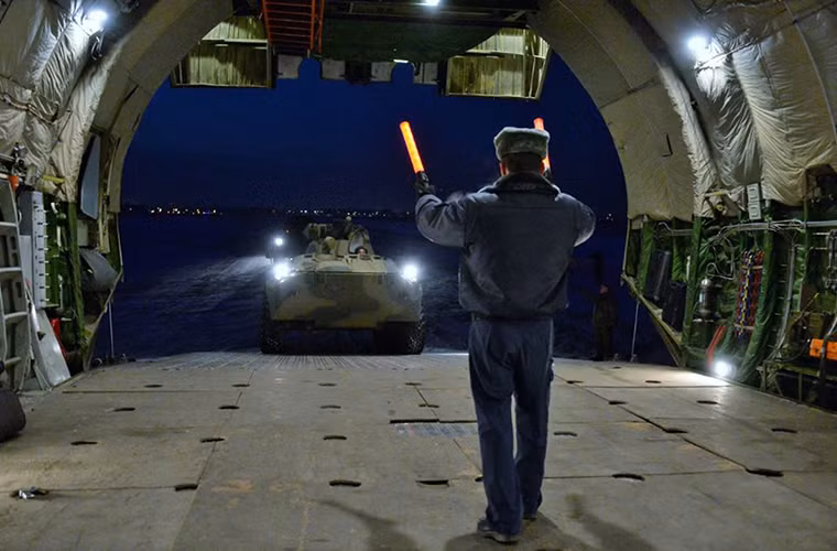 Theo thiết kế An-124 có thể mang theo tới 150 tấn hàng hóa các loại kể cả các thiết bị quân sự lớn nhất, trong khi đó công binh Nga chỉ sử dụng xe bọc thép chở quân BTR-82A và xe tải đặc chủng. Nguồn ảnh: Bộ Quốc phòng Nga.