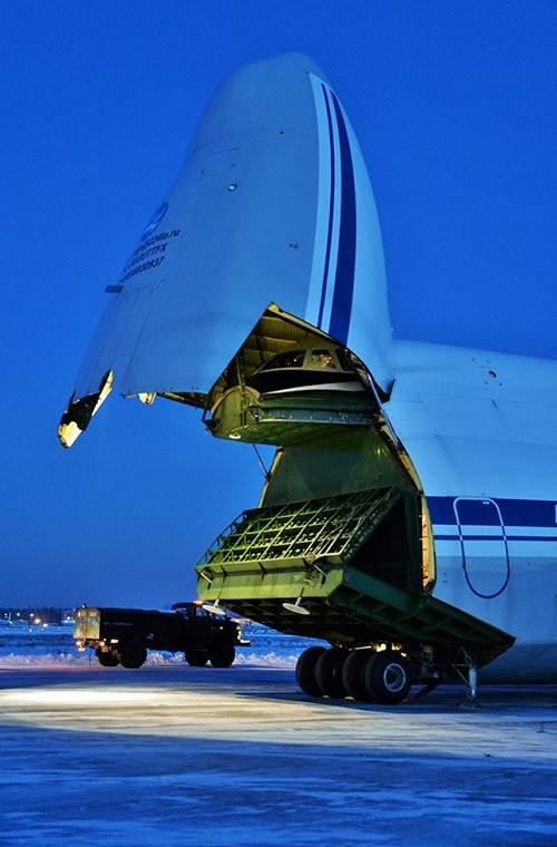 Để vận chuyển các trang thiết bị quân sự hạng nặng công binh Nga đến Đông Aleppo, Quân đội Nga phải dòng đến siêu vận tải cơ Antonov An-124, trong khi đó vận chuyển binh sĩ lại là những chiếc IL-76. Nguồn ảnh: Bộ Quốc phòng Nga.