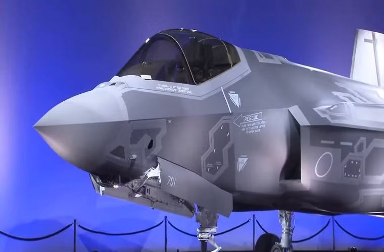 Sau khi hoàn tất việc đưa vào trang bị F-35A sức mạnh của JASDF sẽ tăng lên đáng kể nhằm giúp Tokyo có thể kiềm chế các mối đe dọa từ bên ngoài mà cụ thể hơn là từ Trung Quốc và Triều Tiên. Sở dĩ JASDF đầu tư mạnh cho F-35A hay X-2 cũng một phần vì chương trình phát triển chiến đấu cơ tàng hình thế thứ 5 của Bắc Kinh vốn được cho là sẽ đè bẹp phi đội của JASDF trong một trận không chiến trên không. Nguồn ảnh: YouTube.
