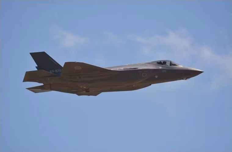 Trước khi tiếp nhận F-35A, JASDF cũng đã thực hiện chuyến bay thử nghiệm tiếp theo của X-2 Shinshin dòng chiến đấu cơ thế hệ thứ 5 do Nhật Bản tự phát triển với tham vọng đưa JASDF trở lại bầu trời sau nhiều thập kỷ bị kiềm kẹp bởi các ràng buộc của hiến pháp. Và X-2 sẽ là bước đầu tiên của kế hoạch trên và người thực hiện nó không ai khác chính là Tập đoàn công nghiệp nặng Mitsubishi. Nguồn ảnh: read01.com.