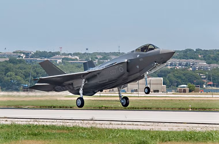F-35A là biến thể F-35 có giá thành thấp nhất của Lockheed Martin hiện tại với giá trị ước tính hơn 100 triệu USD cho mỗi chiếc, và cũng không rõ về tới Nhật Bản con số này sẽ tăng lên bao nhiêu. Nhưng nhìn chung nó sẽ giúp JASDF tạm thời giải tỏa cơn khát chiến đấu cơ thế hệ thứ 5 hiện tại. Nguồn ảnh: read01.com.