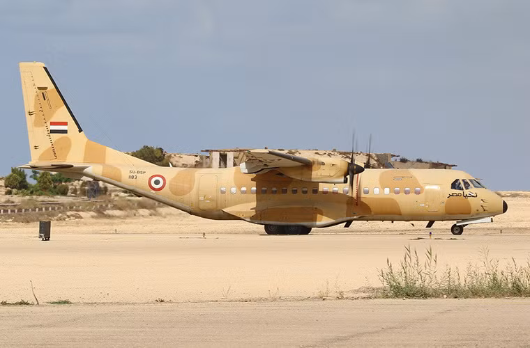 Do là một mẫu máy bay vận tải quân sự chiến thuật nên tầm hoạt động của c-295 cũng chỉ ở mức tương đối khoảng 4.700km với tải trọng mang theo khoảng 3 tấn hoặc 3.700km với 6 tấn hàng hóa. Bù lại nó có chi phí bảo dưỡng tương đối thấp và không đắt đỏ hay mau lỗi thời như C-130. Nguồn ảnh: Arms-Expo.