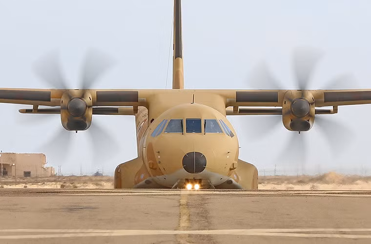 Dù sinh sau đẻ muộn hơn so với C-130 nhưng máy bay vận tải C-295 lại dành được chỗ đứng khá vững chắc trên thị trường máy bay thế giới không chỉ trong lĩnh vực quân sự mà cả thương mại tại hơn 20 quốc gia trong đó có cả Việt Nam. Nguồn ảnh: Arms-Expo.