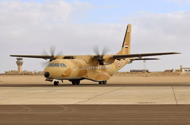 Điểm bất lợi duy nhất của vận tải cơ C-295 chính khả năng vận tải hạn chế của nó chỉ hơn 9 tấn và có thể mang theo 71 lính dù còn đối với C-130H lại lên tới 20 tấn hoặc 64 lính dù. Tuy nhiên đối với Không quân Ai Cập hay một số nước có lực lượng không quân quy mô nhỏ thì khả năng vận tải hàng hóa cỡ lớn không thực sự quá quan trọng. Nguồn ảnh: Arms-Expo.