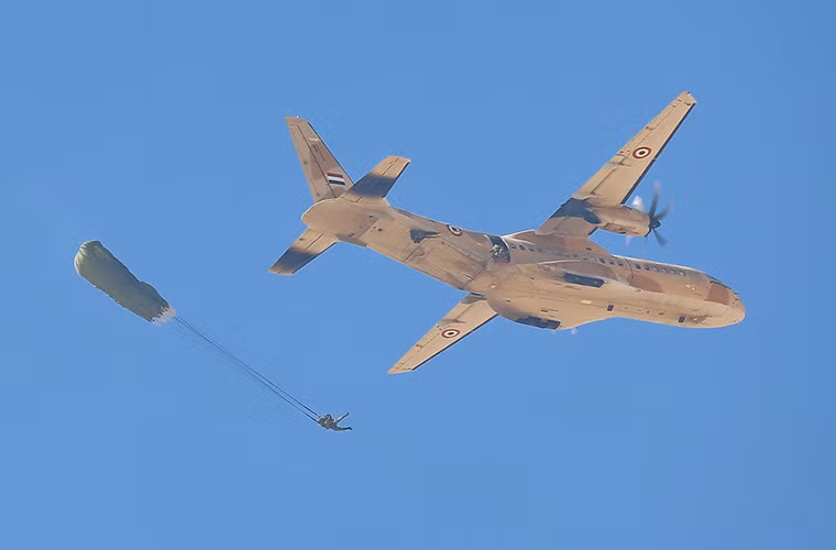 Cận cảnh máy bay vận tải C-295 triển khai lính dù Ai Cập-Nga trong Defenders of Friendship-2016. Nguồn ảnh: Arms-Expo.