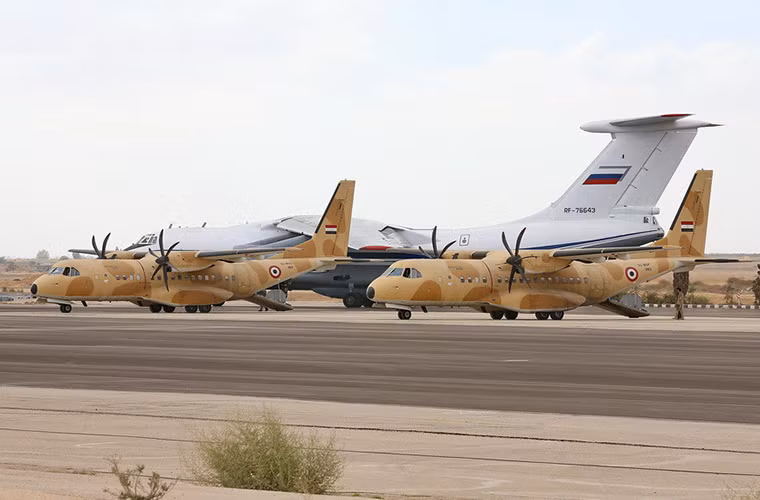 Khi đứng cạnh một chiếc IL-76 của Nga những chiếc C-295 thật sự nhỏ bé. Nguồn ảnh: Arms-Expo.