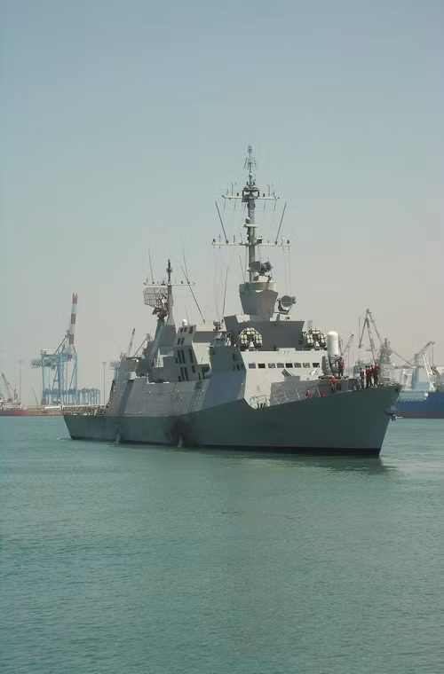 So với các tàu hộ vệ Sa'ar 5, Sa'ar 72 được đánh giá sở hữu hệ thống vũ khí mạnh mẽ hơn với các tên lửa chống hạm RGM-84 Harpoon hoặc Gabriel, hệ thống tên lửa phòng không trên hạm Barak 8, hải pháo Otobreda 76mm và được trang bị cả ống phóng ngư lôi chống ngầm. Nguồn ảnh: Defense Industry Daily.