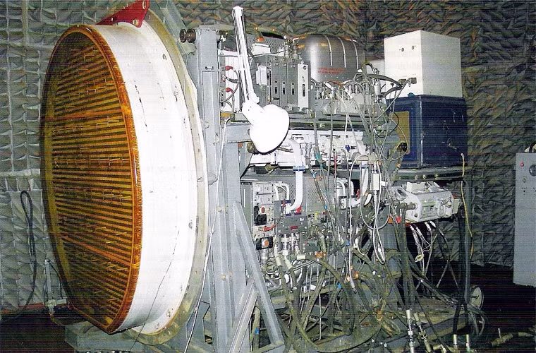 Bên cạnh đó để thử nghiệm hệ thống radar mảng pha Zaslon sẽ được trang bị trên MiG-31 và nó cũng sẽ là cặp bài trùng với R-33. Liên Xô cũng tiến hành cải tạo lại một chiếc máy bay phản lực Tu-104 để mang theo Zaslon nhằm kiểm tra khả năng đồng bộ trong hoạt động giữa Zaslon và R-33 trước khi trang bị chúng cho MiG-31. Nguồn ảnh: keypublishing.com