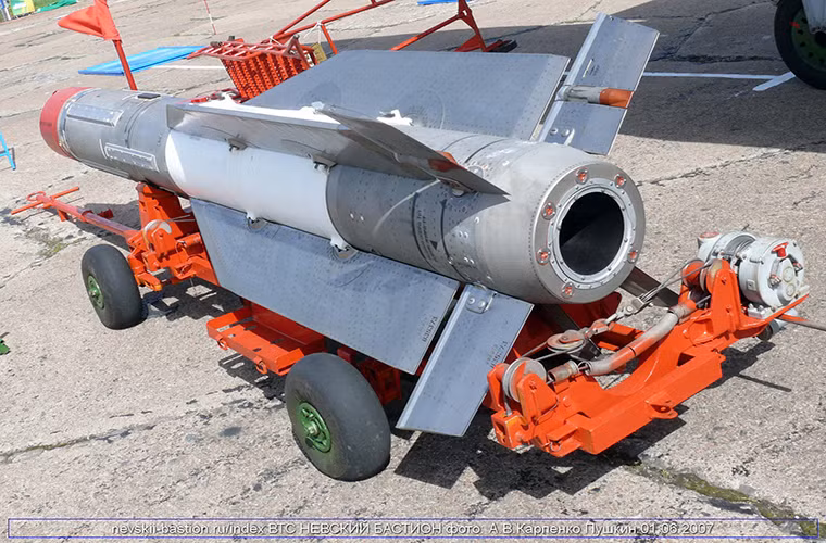 Trọng lượng của R-33 là 490kg với chiều dài cơ sở 4.1m, nó được trang bị một đầu đạn nổ cực mạnh nặng tới 47.5kg. Với kích thước trên một chiếc MiG-31 chỉ có thể mang theo tối đa 4 quả R-33 và tất cả đều được đặt dưới thân máy bay. Nguồn ảnh: nevskii-bastion.ru