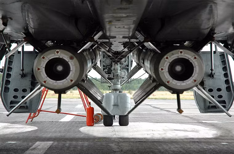 Lịch sử phát triển của R-33 có mối liên hệ chặt chẽ với phương tiện triển khai nó là những chiếc MiG-31 hay chương trình hiện đại hóa MiG-25 (E-155MP) vào cuối những năm 1960. Nói cách khác R-33 chính là sự kế thừa từ mẫu tên lửa không đối không tầm xa R-40 vốn được trang bị trên MiG-25 và bản thân MiG-31 sau này vẫn có thể triển khai được R-40. Nguồn ảnh: militaryrussia.ru.