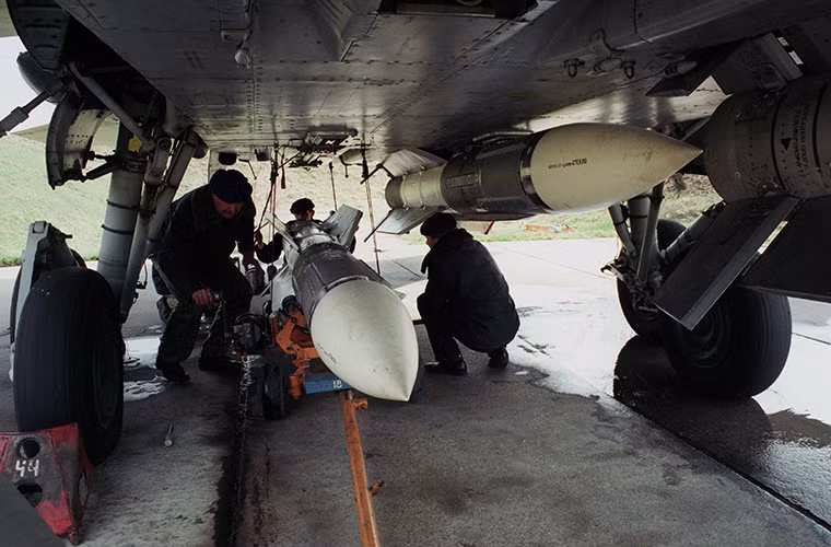 Mục đích Liên Xô phát triển R-33 về cơ bản cũng tương tự như AIM-54, cả hai dòng tên lửa không đối không này đều được phát triển trong cùng một giai đoạn vào đầu những năm 1970. Mục tiêu của R-33 chính là máy bay ném bom chiến lược tầm xa B-52 Stratofortress và máy bay trinh sát SR-71 Blackbird của Không quân Mỹ. Nguồn ảnh: russianarms.ru