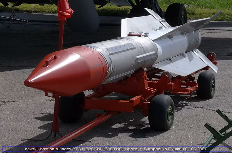 Về cơ bản nguyên lý hoạt động của tên lửa R-33 tương tự như AIM-54, là sự kết hợp giữa hệ thống radar dẫn đường bán chủ động cho phép tự thu thập dữ liệu và cập nhập dữ liệu về mục tiêu khi bay và sự điều hướng quán tính để dẫn tên lửa đến đúng mục tiêu. Trong khi đó radar mảng pha Zaslon trên MiG-31 cho phép nó có thể triển khai từ 1-4 tên lửa R-33 tấn công đồng thời các mục tiêu riêng biệt. Nguồn ảnh: nevskii-bastion.ru