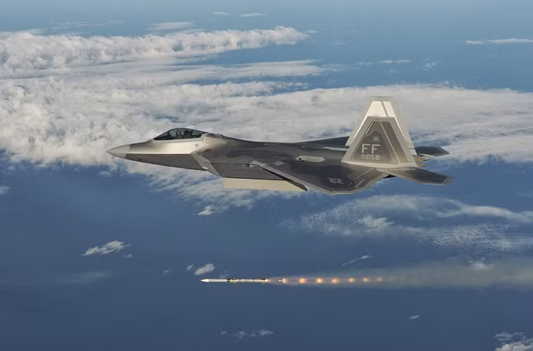 Tầm bắn hiệu quả AIM-20 ở biến thể AIM-120D có thể lên đến hơn 160km, tốc độ hành trình bay của tên lửa có thể đạt tới Mach 4 (tương đương 4.900km/h). Trong chiến đấu, tên lửa sẽ tiếp nhận thông tin vị trí mục tiêu từ máy bay trước khi phóng và sau khi được triển khai giữa hành trình bay tên lửa vẫn sẽ cập nhận lệnh dẫn đường qua liên kết datalink giữa máy bay với tên lửa. Một khi radar chủ động trên AIM-120 ở cự ly phù hợp kích hoạt, radar sẽ tự xác định mục tiêu và lái tên lửa. Nguồn ảnh: American Innovation.