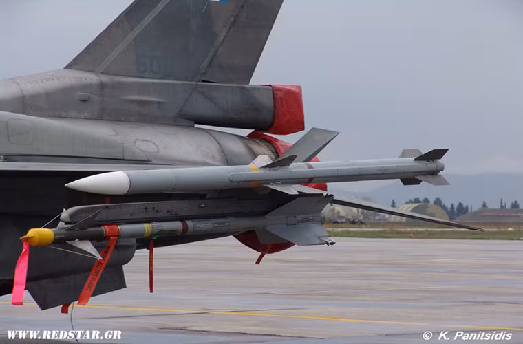 AIM-120 AMRAAM là dòng tên lửa không đối không tầm xa chủ lực của Mỹ và nhiều nước đồng minh trên thế giới hiện nay, nó có khả năng tác chiến trong mọi điều kiện thời tiết, cả ban ngày và ban đêm. AIM-120 có thể được triển khai trên hầu hết các máy bay tiêm kích do Mỹ sản xuất như F/A-18, F-22, F-35, F-15 và F-16. Nguồn ảnh: Redstar.gr