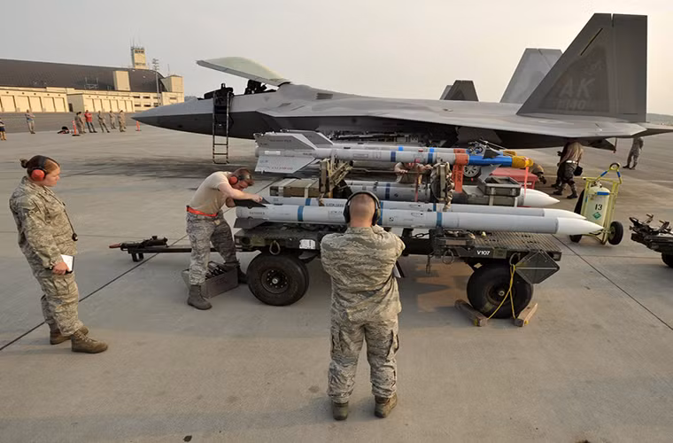 Biến thể AIM-120 tiêu chuẩn có chiều dài 3,6m, đường kính thân 17,7cm, sải cánh 52,5cm và trọng lượng khoảng 150kg. Tên lửa mang đầu nổ phá mảnh 18-22kg tùy biến thể với ngòi nổ RADAR chủ động kết hợp với đó là hệ thống dẫn đường quán tính và radar chủ động pha cuối. Nguồn ảnh: dunkbear.egloos.com