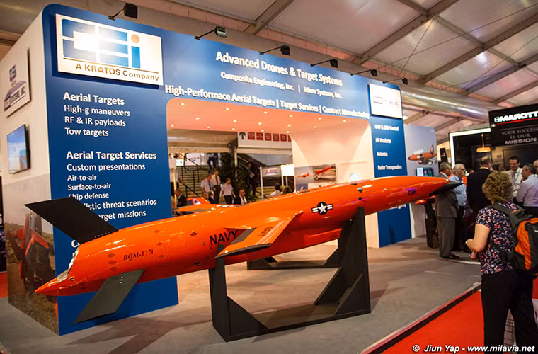 Theo Air Recognition, công ty công nghệ quốc phòng Kratos của Mỹ hôm 30/11 đã lần đầu tiên tuyên bố hoàn tất việc phát triển mục tiêu bay BQM-177A (SSAT) thuộc chương trình nghiên cứu hệ thống bay không người lái (USD) dành riêng cho Quân đội Mỹ. Dự kiến, BQM-177A sẽ sớm được đưa vào sản xuất thử nghiệm ngay sau khi ngân sách tài khóa 2017 của Quân đội Mỹ được thông qua. Nguồn ảnh: milavia.net.