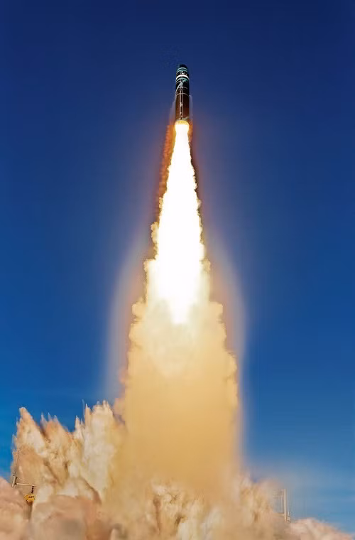 Tên lửa M51 sử dụng hệ thống động cơ đẩy nhiên liệu rắn ba giai đoạn với tốc độ hành trình bay gấp 25 lần vận tốc âm thanh (Mach 25), tầm bắn hiệu quả của nó là từ 8.000-10.000km và với một tàu ngầm hạt nhân như Triomphant Hải quân Pháp có thể tấn công mọi mục tiêu trên thế giới. Nguồn ảnh: blogspot.com