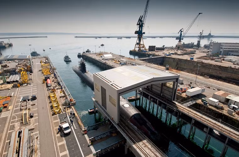 Quá trình nâng cấp Le Téméraire đã được bắt đầu từ hôm 7/12 tại bến tàu số 8 thuộc Île Longue và sẽ kéo dài trong vòng 18 tháng. Phía DCNS sẽ đảm nhận việc giúp tàu ngầm hạt nhân này tương thích với M51 cũng như thực hiện quá trình bảo dưỡng kỹ thuật đối với Le Téméraire. Nguồn ảnh: blogspot.com