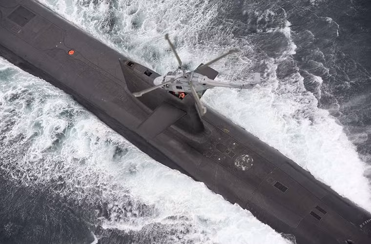 Điều này cũng thể hiện một phần nào đó trong chính sách sử dụng vũ khí hạt nhân của Pháp khi nước này không đi theo con đường sở hữu bộ ba răn đe hạt nhân như nhiều quốc gia khác. Thay vào đó Paris chỉ duy trì sức mạnh hạt nhân trên biển như một cách để bảo vệ mình trước các cường quốc hạt nhân khác cũng như duy trì vị thế của mình trên vũ đài chính trị thế giới. Nguồn ảnh: Twitter.