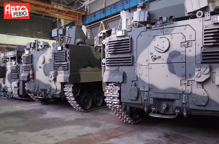 Sự thay đổi được nhắc tới nhiều nhất trên dòng xe bọc thép Kurganets-25 của Nga chính là việc hệ thống động cơ của xe được đặt ra phía đầu xe nhằm mở rộng khoang chở quân và thay đổi thiết kế cửa đổ bộ vốn là nhược điểm chết người trên các dòng xe bọc thép của Nga trước đây. Nguồn ảnh: Auto Review.