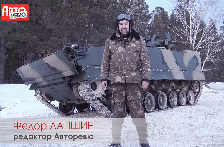 Dẫn chương trình giới thiệu về xe bọc thép Kurganets-25 của Auto Review lần này vẫn là MC quen thuộc Fedor Lapshin, ông cũng có cơ hội được tham quan bên trong nhà máy tăng thiết giáp Kurganmashzavod nơi chế tạo các dòng xe bọc thép hàng đầu của Nga. Nguồn ảnh: Auto Review.