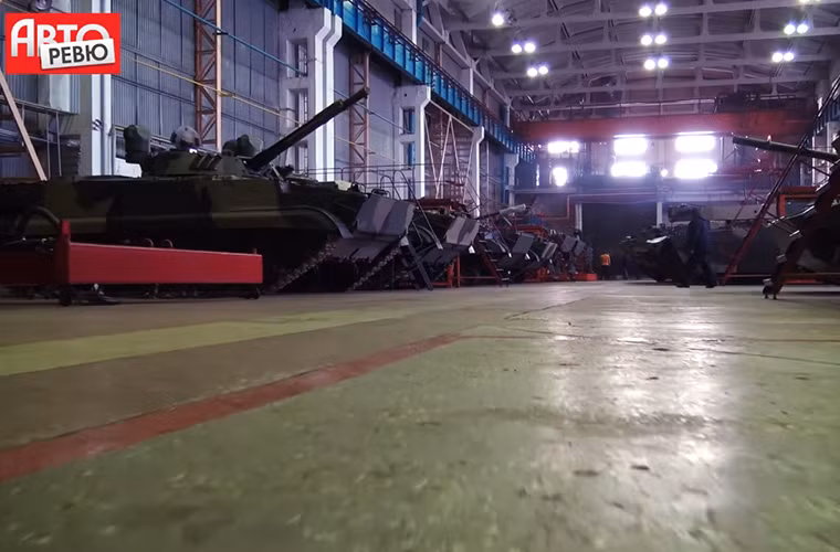 Kurganets-25 là phương tiện chiến đấu bọc thép thế hệ mới của Nga được giới thiệu lần đầu tiên trong lễ duyệt binh kỷ niệm chiến thắng phát xít tại Quảng trường Đỏ vào ngày 19/5/2015. Ngay khi xuất hiện nó đã trở thành tâm điểm đánh giá của nhiều chuyên gia quân sự thế giới với sự thay đổi lớn về mặt thiết kế so với các dòng xe bọc thép của Nga trước đó. Nguồn ảnh: Auto Review.