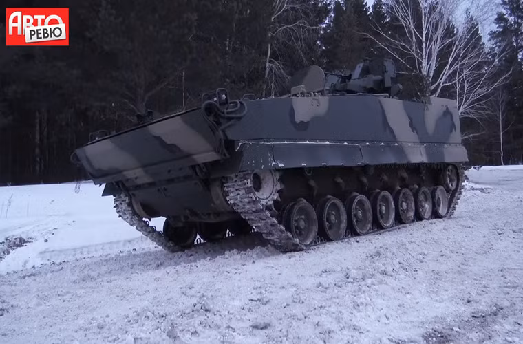 Cận cảnh một chiếc Kurganets-25 với khung gầm cơ bản chưa được trang bị hệ thống giáp phòng vệ tích hợp hai bên thân. Nguồn ảnh: Auto Review.