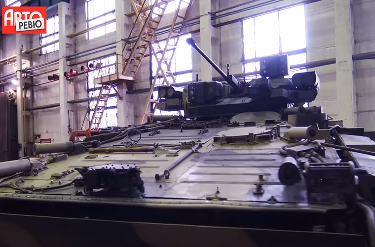 Kurganets-25 có thiết kế theo dạng modul điều này cho phép khung gầm bánh xích của nó có thể được sử dụng cho nhiều nhiệm vụ khác nhau như hổ trợ hỏa lực chiến trường, chở quân cho đến cứu kéo và phục hồi. Nguồn ảnh: Auto Review.