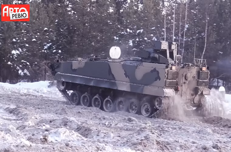 Trọng lượng trung binh của một chiếc xe bọc thép chở quân Kurganets-25 là 25 tấn, dài 7.2m, chiều ngang 3.2m và cao trung bình hơn 2.3m. Nó có khả năng chở theo tối đa 8 binh sĩ cùng đầy đủ trang bị trong khi đó kíp chiến đấu vẫn ba người. Nguồn ảnh: Auto Review.