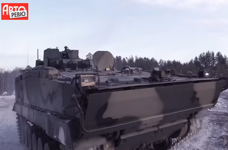 Trong số phát sóng mới nhất của chương trình truyền hình Auto Review chuyên giới thiệu về các mẫu ôtô do Nga chế tạo đã lần đầu tiên có bài đánh giá chi tiết về mẫu xe bọc thép Kurganets-25 mới nhất của Quân đội Nga. Qua đó khán giả của Auto Review còn biết thêm một bí mật chưa được nhà máy Kurganmashzavod công bố về mẫu xe bọc thép này. Nguồn ảnh: Auto Review.