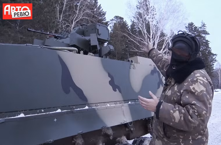 Như đã nói ở trên sự khác biệt giữa các biến thể Kurganets-25 chính là hệ thống vũ khí và tùy thuộc vào nhiệm vụ chúng sẽ được trang bị vũ khí phù hợp, trong đó phiên bản bọc thép chở quân và cứu kéo sử dụng chung một hệ thống vũ khí. Nguồn ảnh: Auto Review.