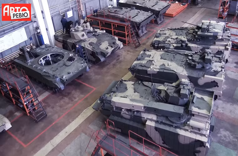 Trong khi đó, phiên bản xe chiến đấu bộ binh sẽ trang bị tháp pháo tự động Bumerang-BM được lắp pháo tự động 30mm 2A42, bốn tên lửa chống tăng Kornet và đại liên PKT. Nguồn ảnh: Auto Review.