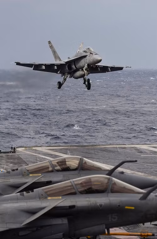 Việc hạ cánh với cáp hãm trên Charles de Gaulle không phải làm một nhiệm vụ quá khó khăn với các phi công Mỹ. Tuy nhiên kích thước tàu sân bay của Pháp lại nhỏ hơn so với các tàu sân bay hạt nhân lớp Nimitz của Mỹ điều này mô hình chung vẫn sẽ gây hạn chế cho phi công khi phải cất cánh từ đường băng ngắn hơn kể cả khi sử dụng máy phóng. Nguồn ảnh: Navy Recognition.