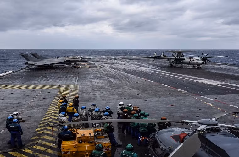 Trong ảnh là quang cảnh trên tàu Charles de Gaulle trước khi phi đội F/A-18C của Mỹ hạ cánh. Nguồn ảnh: Navy Recognition.