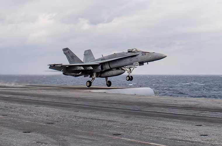 Cận cảnh chiếc F/A-18C của Hải quân Mỹ cất cánh từ đường băng thứ hai của Charles de Gaulle. Nguồn ảnh: Navy Recognition.