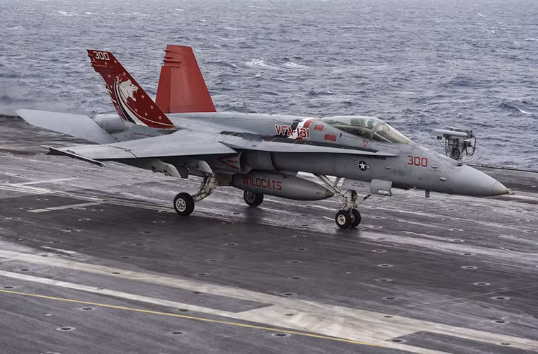 Theo thiết kế tàu sân bay hạt nhân Charles de Gaulle của Pháp chỉ có thể mang theo từ 28-40 máy bay các loại với dòng tiêm kích chủ lực là Rafale M, máy bay chỉ huy và cảnh báo sớm E-2C Hawkeye và các dòng trực thăng hải quân của Pháp. Nguồn ảnh: Navy Recognition.