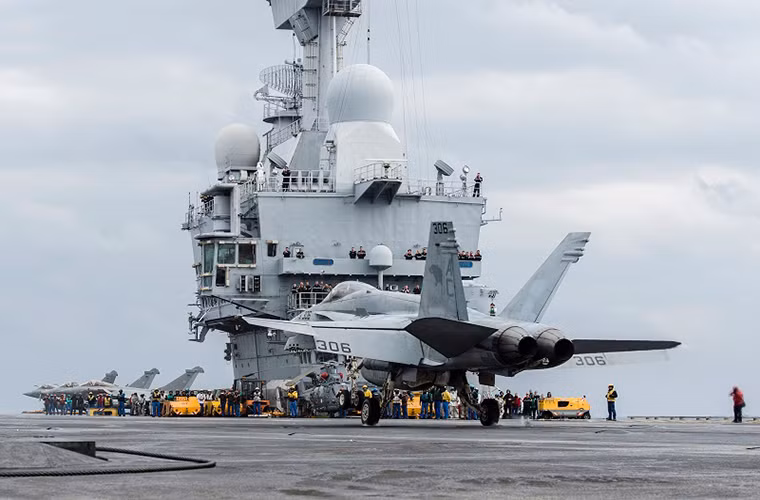 Được biết tàu Charles de Gaulle vẫn sử dụng công nghệ máy phóng CATOBAR như trên các tàu Nimitz tuy nhiên hai đường băng cất cánh của nó có chiều dài ngắn hơn chỉ 75m so với 100m trên USS Dwight D.Eisenhower. Nhưng nhìn chung vấn đề này vẫn có thể được khắc phục đối với các phi công lão luyện của Hải quân Mỹ. Nguồn ảnh: Navy Recognition.