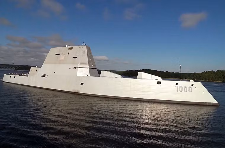 Vị chuyên gia này cũng đánh giá, siêu hạm DDG-1000 USS Zumwalt sở hữu nhiều sự thay đổi trong thiết kế tàu chiến hiện đại và chính điều này giúp nó trở nên vô hình trên biển trước hệ thống radar cảnh giới của đối phương. Nhưng việc này chỉ có nghĩa khi nó có thể hoạt động được còn nếu đứng yên một chỗ nó chỉ là một khối thép biết tàng hình. Nguồn ảnh: YouTube.