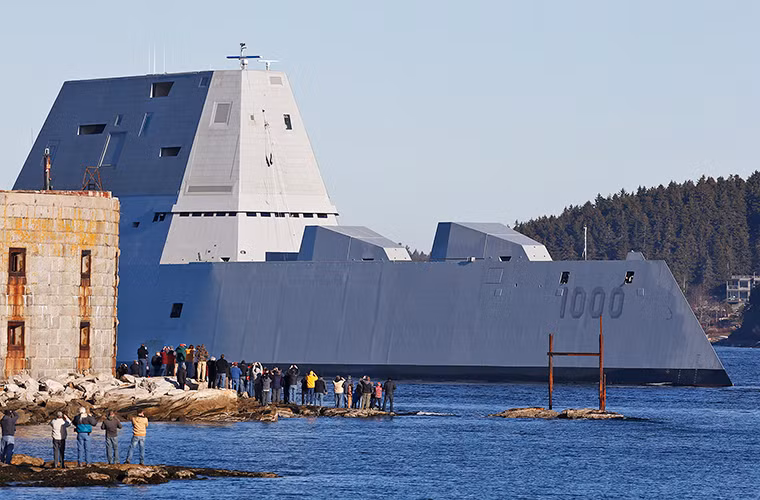 Chỉ sau vài tuần ra mắt, USS Zumwalt - tàu đầu tiên thuộc lớp tàu khu trục tiên tiến Zumwalt DDG-1000 của Hải quân Mỹ có giá trị lên tới 4.4 tỷ USD đã “chết máy” ngay giữa biển khi đang băng qua kênh đào Panama. Nguyên dó là vì hệ thống trao đổi nhiệt thuộc hệ thống động cơ chính của con tàu này gặp sự cố. Nguồn ảnh: Jalopnik.