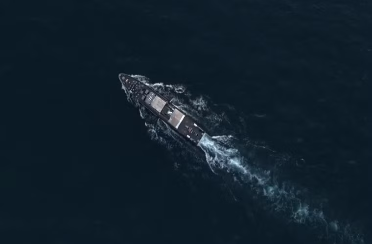 Trang thiết bị điện tử trên T.91 cũng khá đơn giản với hệ thống liên lạc vô tuyến quân sự, hệ thống radar giám sát hàng hải Decca và hệ thống kiểm soát hỏa lực. Nguồn ảnh: YouTube.