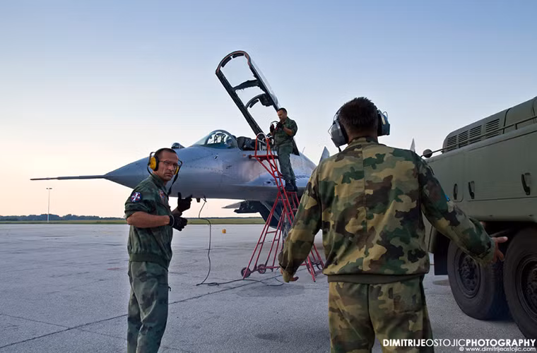 Hiện tại số MiG-29 mà Nga sắp chuyển giao cho Serbia đã được rút khỏi biên chế của Không quân Nga để chuẩn bị bàn giao cho Không quân Serbia vào năm 2017. Những chiếc MiG-29 trên gồm một chiếc MiG-29A (9.12A), ba chiếc MiG-29S (9.13) và hai chiếc MiG-29UB và số máy bay này vẫn có thể hoạt động đến tận năm 2030 sau khi trải qua quá trình đại tu. Nguồn ảnh: dimitrijeostojic.com.