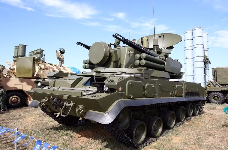 Gói viện trợ trên được Thủ tướng Serbia Aleksandar Vučić và Bộ trưởng Quốc phòng Nga Sergei Shoigu ký kết tại Moscow vào hôm 23/12. Ngoài ra hai bên cũng đang xem xét khả năng mở rộng các gói viện trợ quân sự mà Nga dành cho Serbia với việc bổ sung thêm các tổ hợp vũ khí phòng không như Buk-M2 và 2K22 Tunguska. Nguồn ảnh: Pinterest.