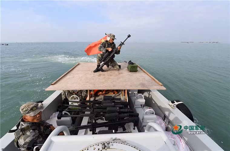 Hình ảnh lính bắn tỉa Trung Quốc huấn luyện sử dụng QBU-10 trên một tàu cao tốc. Nguồn ảnh: 81.cn
