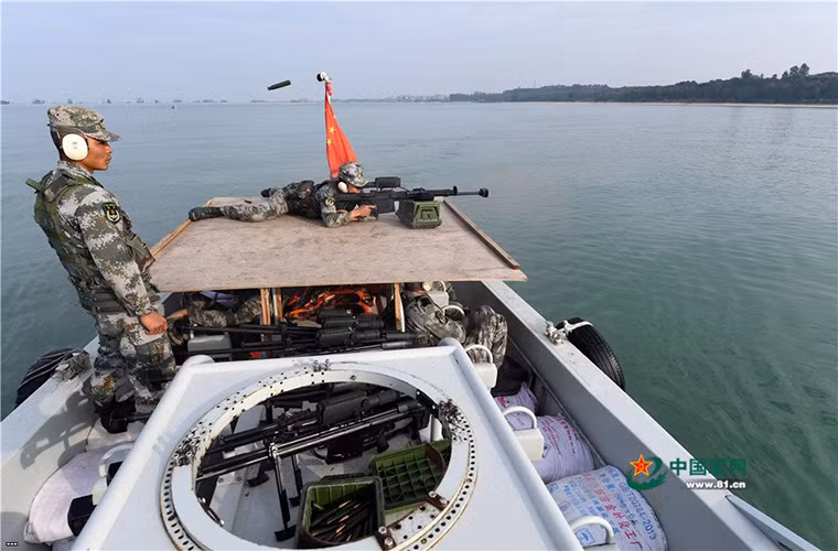 Mặc dù được cho là có tầm bắn tối đa đến 2.000m nhưng QBU-10 chỉ duy trì hiệu quả ở mức 1.500m với cỡ đạn 12.7mm của mình, và cũng ở khoảng cách này một khẩu QBU-10 có thể bắn xuyên lớp thép dày 50mm và ở 200m là 100mm. Nguồn ảnh: 81.cn